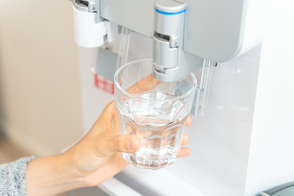 浄水型ウォーターサーバーでPFASは除去できる？日本の水道水の現状と家庭でできる対策